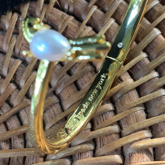Kate Spade Gold Pearl LOVE BIRD Bracelet⭐️NEW W/TAG Hinge Spring Scene Bird CUFF - Picture 12 of 14